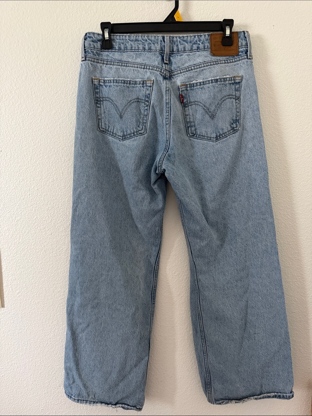 Levi’s Low Loose Light Wash Distressed Women’s Jeans Size 28 - Picture 2 of 10